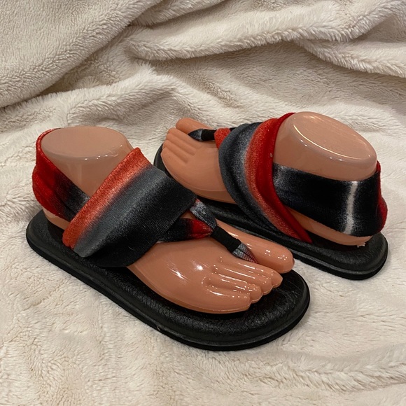 Sanuk Yoga Red Black Gray White Striped Print Sling Thong Sandals Size 6 EUC - Picture 6 of 9